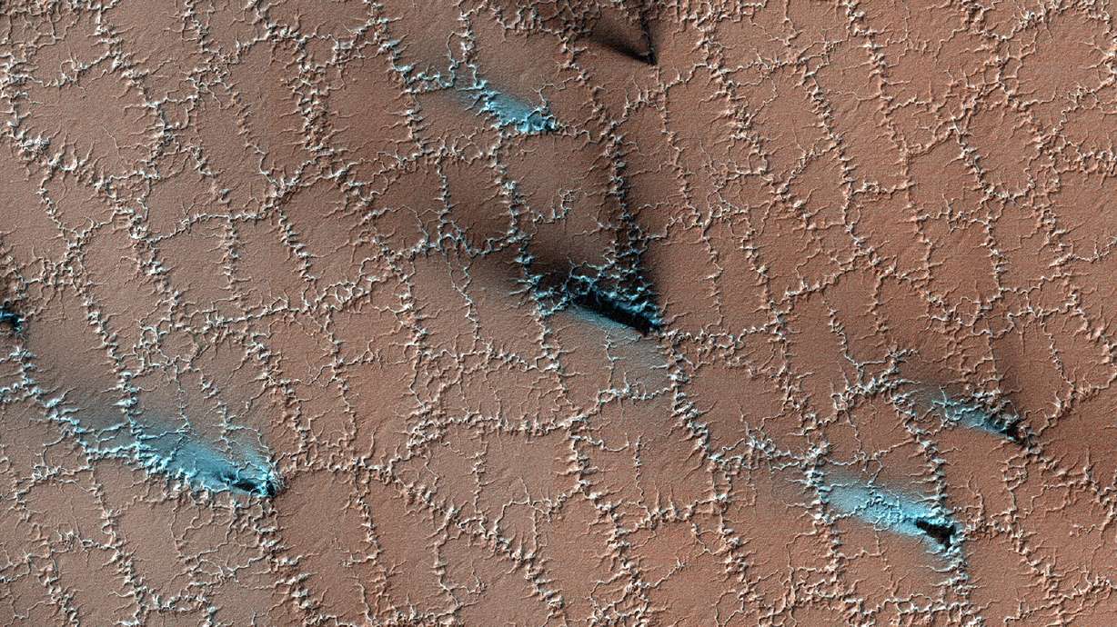 Obrazy NASA pokazują niesamowite piękno zimy na Marsie